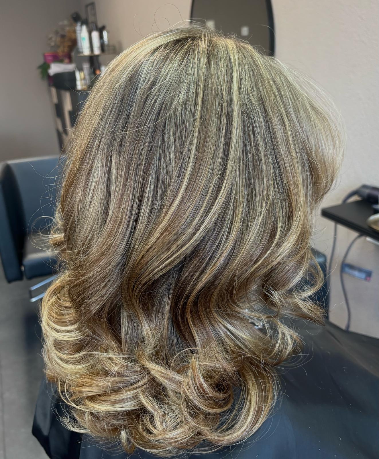 Blonde Balayage mit Wellen