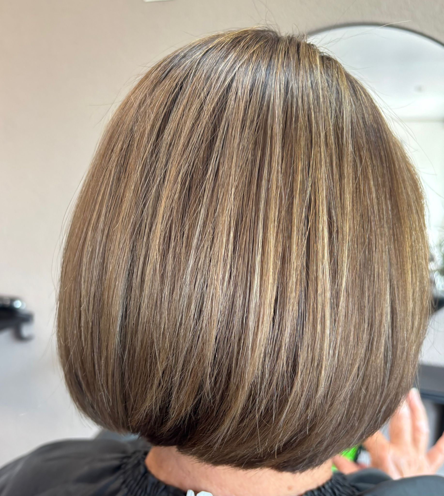 Blonder Bob mit Highlights von hinten