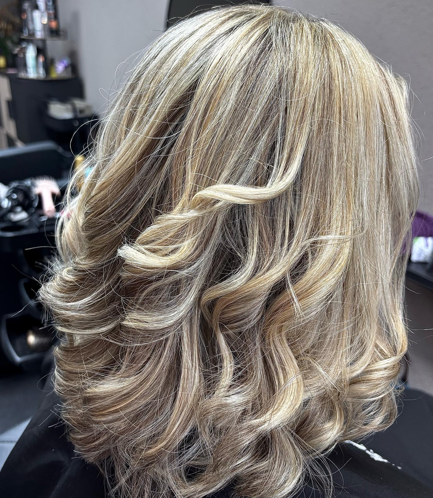 Blonde Highlights mit Locken