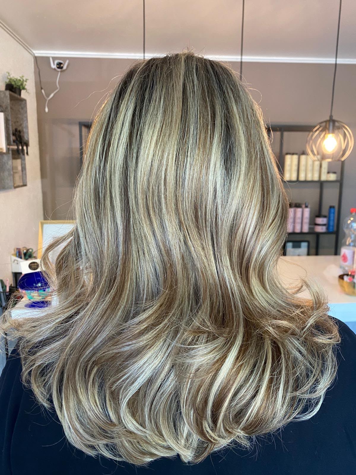 Blonde Wellen mit Highlights