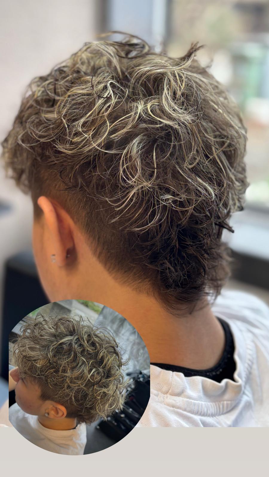 Lockige blonde Highlights mit Schnitt