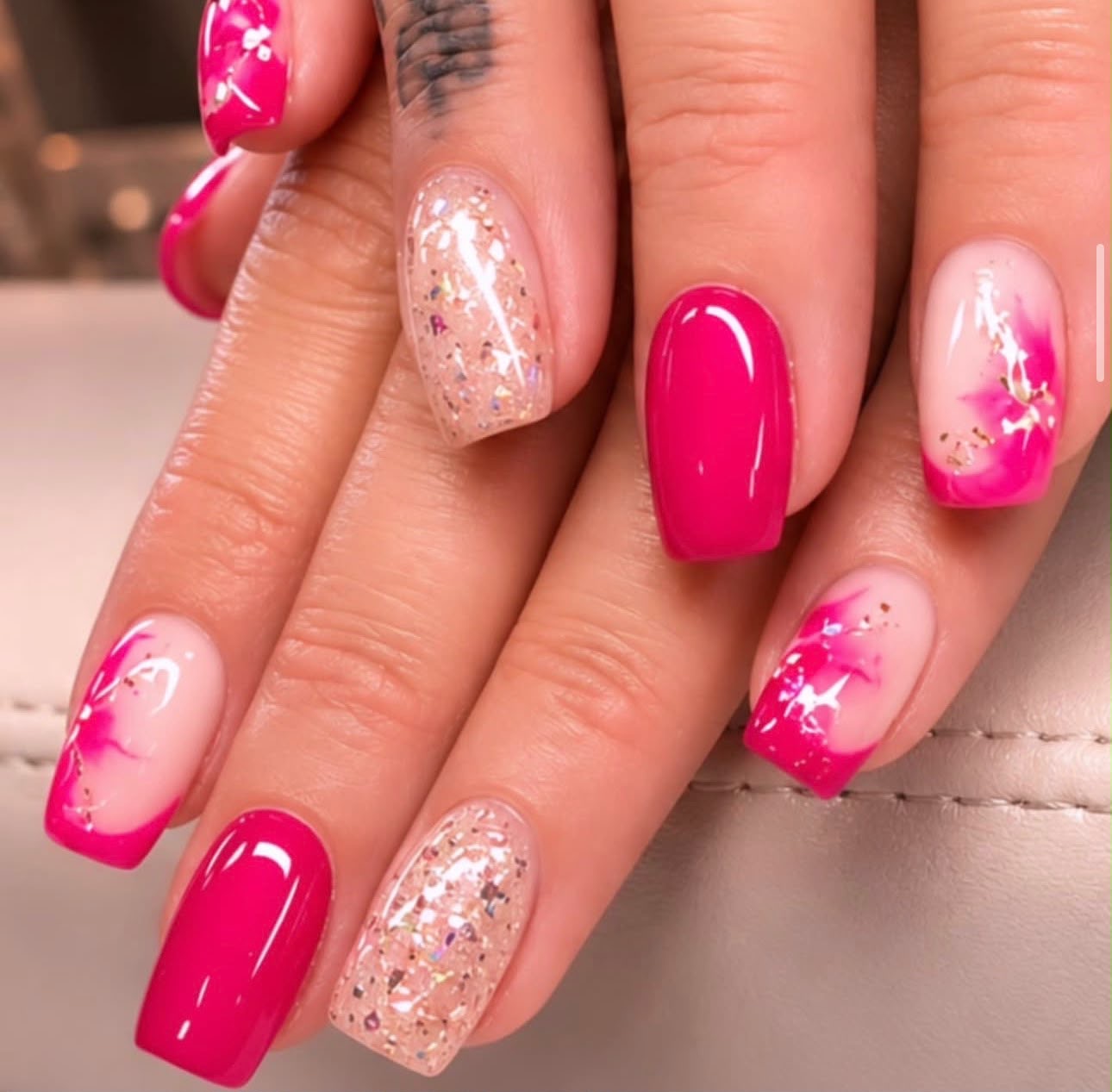 Pinkes Nageldesign mit Blumen