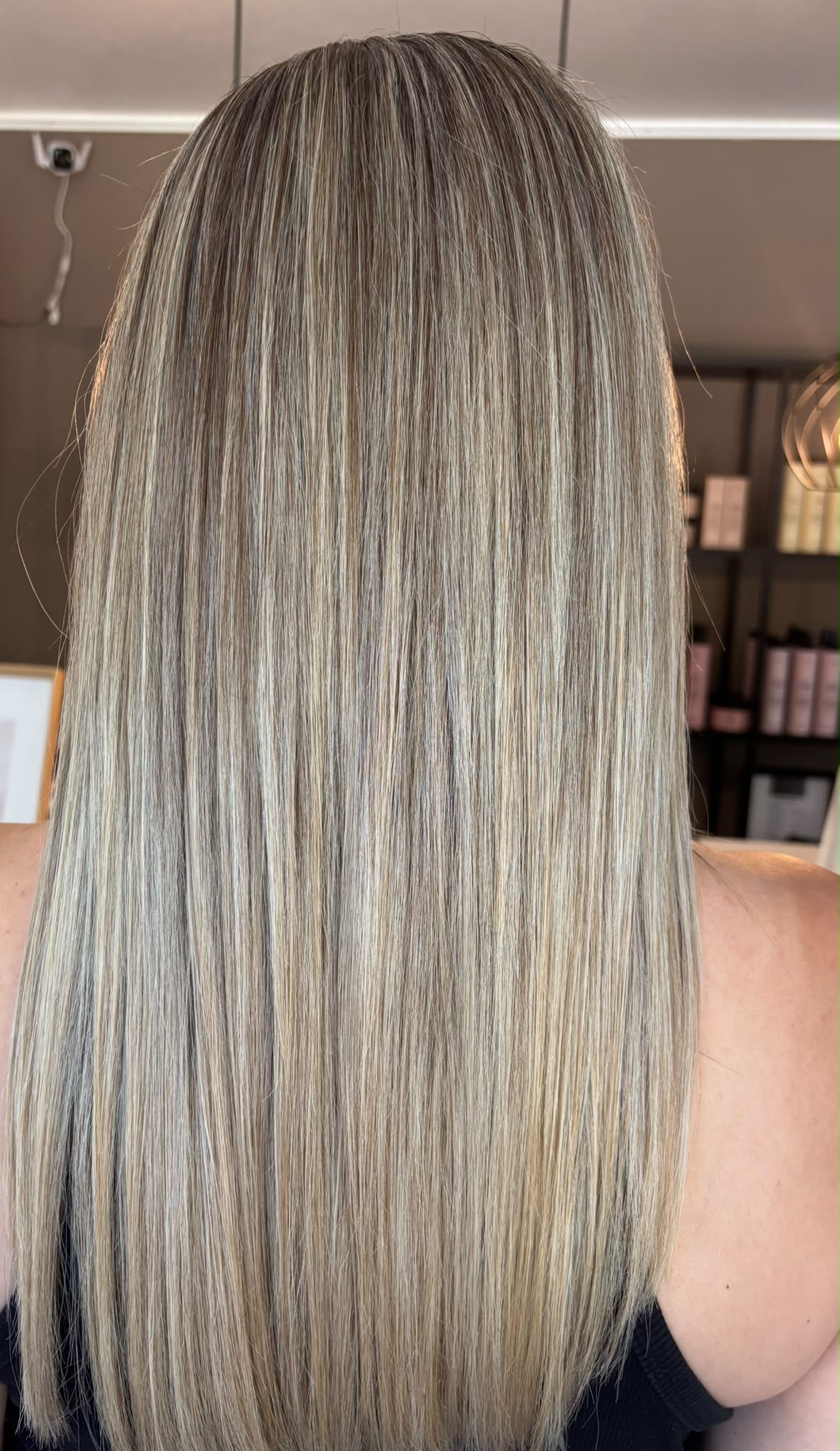 Langes glattes aschblondes Haar
