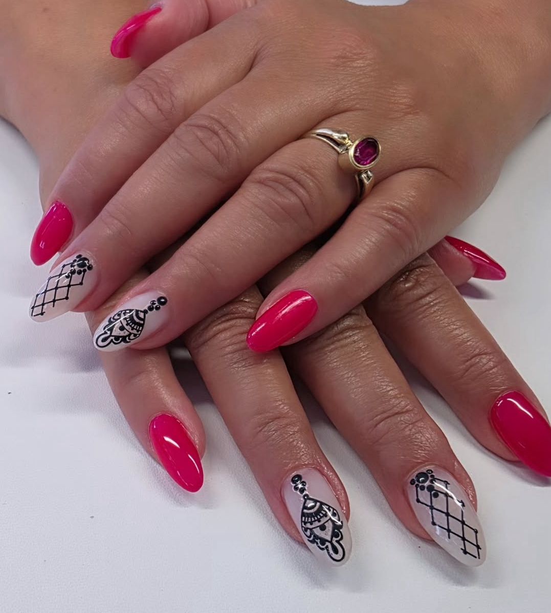 Magentafarbenes Nageldesign