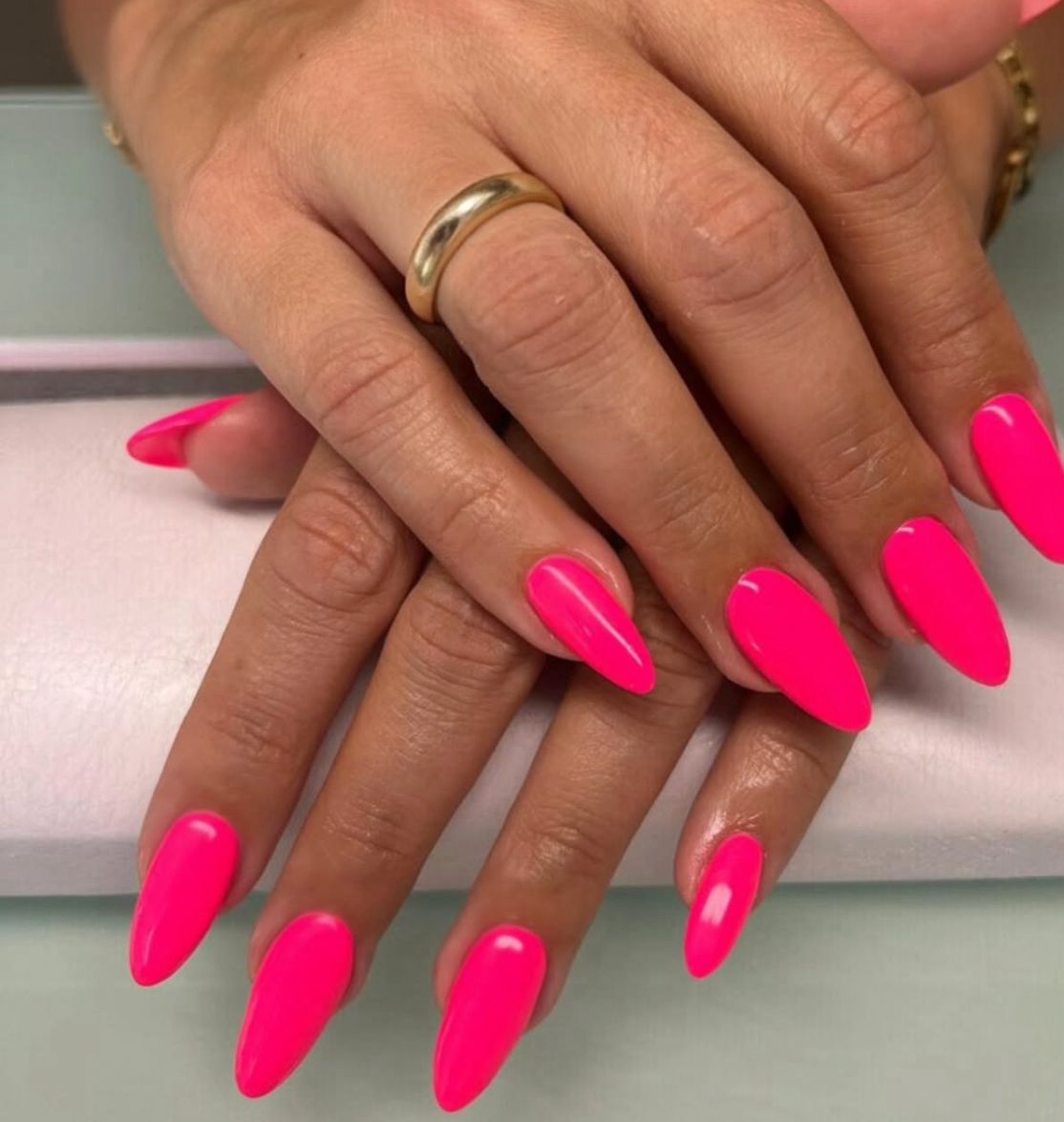 Neonpinke mandelförmige Nägel