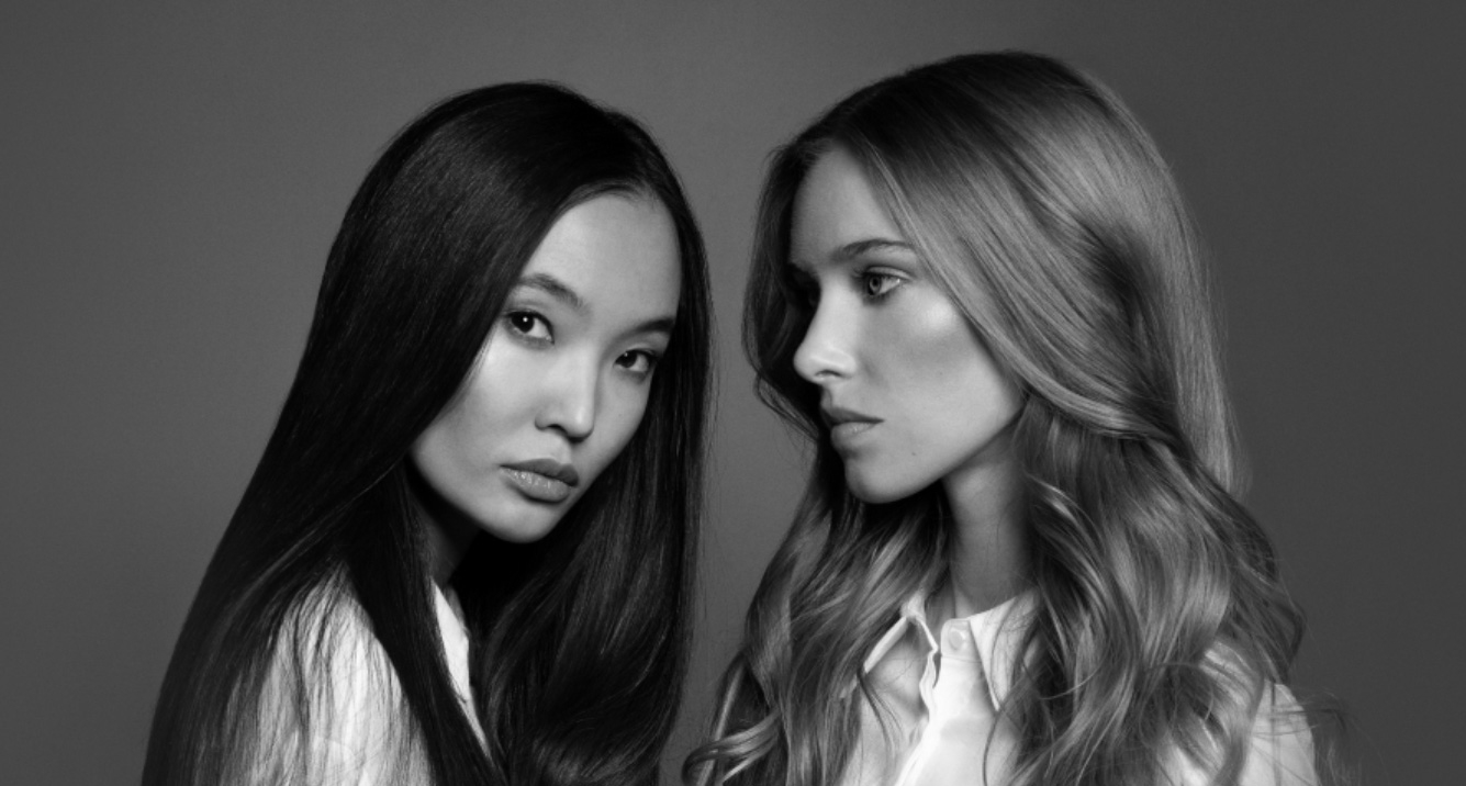 Zwei Models mit verschiedenen Frisuren