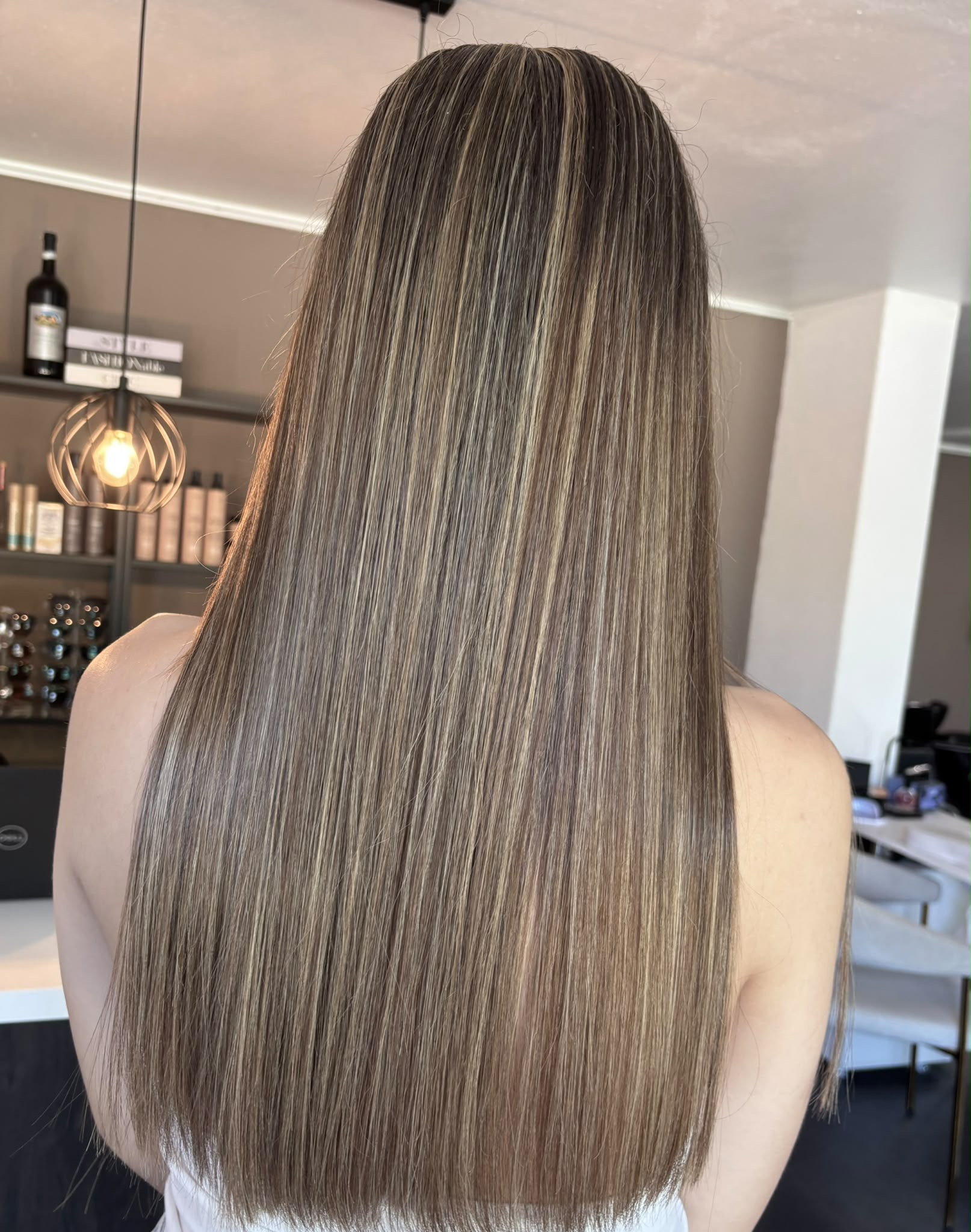 Glattes blondes Haar mit Highlights